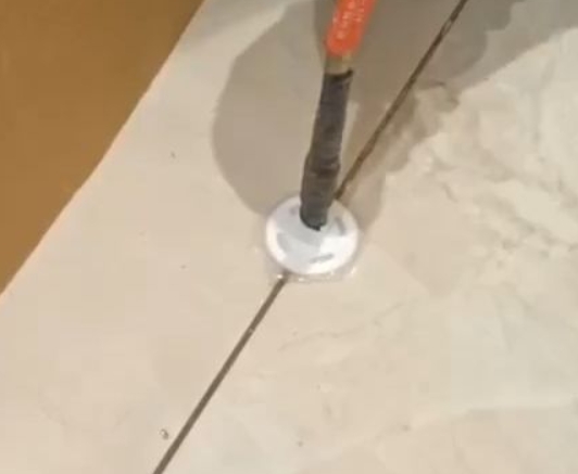 盘山瓷砖空鼓维修公司专业解答瓷砖在铺贴过程中，如果没有涂抹均匀到位的粘结材料（如水泥砂浆或瓷砖胶），可能会导致以下问题